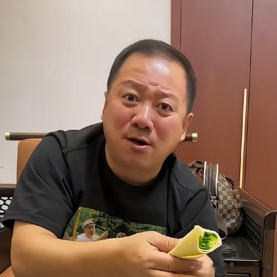谢广坤在直播间透露，他只是个小学毕业没有文化，初中只上了一年，他说自己不会讲什么