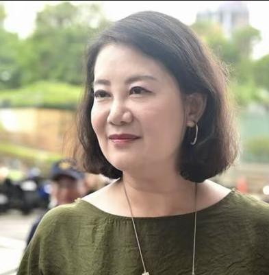 民进党的民代吴思瑶出面夸赞郑丽文，比洪秀柱还要“统派”！ 说白了，连竞争对手