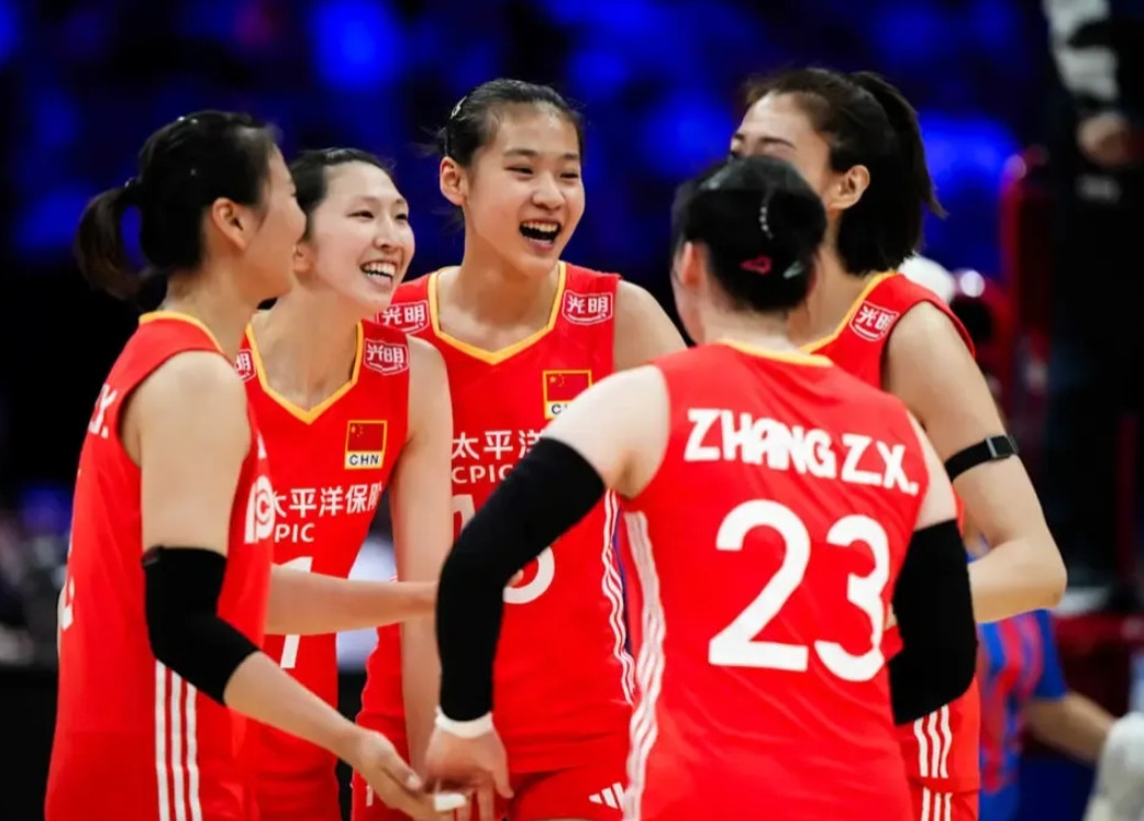 缺少核心主攻吴梦洁的中国女排，首局21-25不敌意大利，替补吴梦洁上场的董禹含发