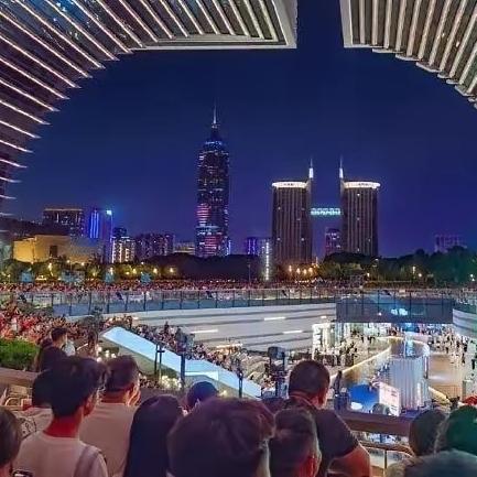 退役国脚徐亮说“苏超”给的工资太低，“狗都不踢”。其实苏超是业余联赛，给球员80