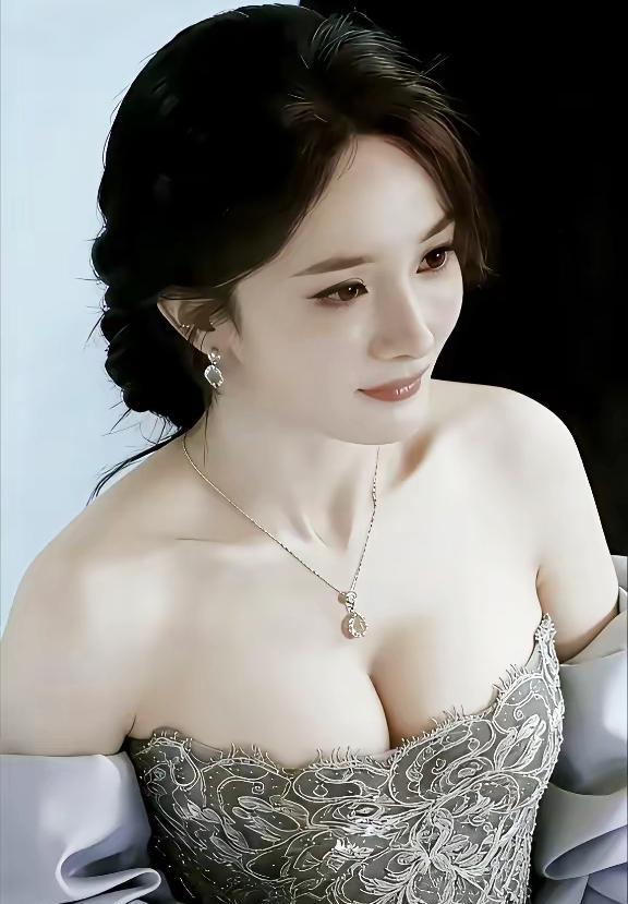 杨幂的胸，最近怎么“一眼假”了？红毯上，她深V礼服加身，镜头拉近，胸部皮肤被撑