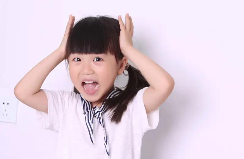 老师都有一个统一的烦恼：对于班上几个调皮捣蛋份子，打打不得，骂骂咧咧不得，也不能