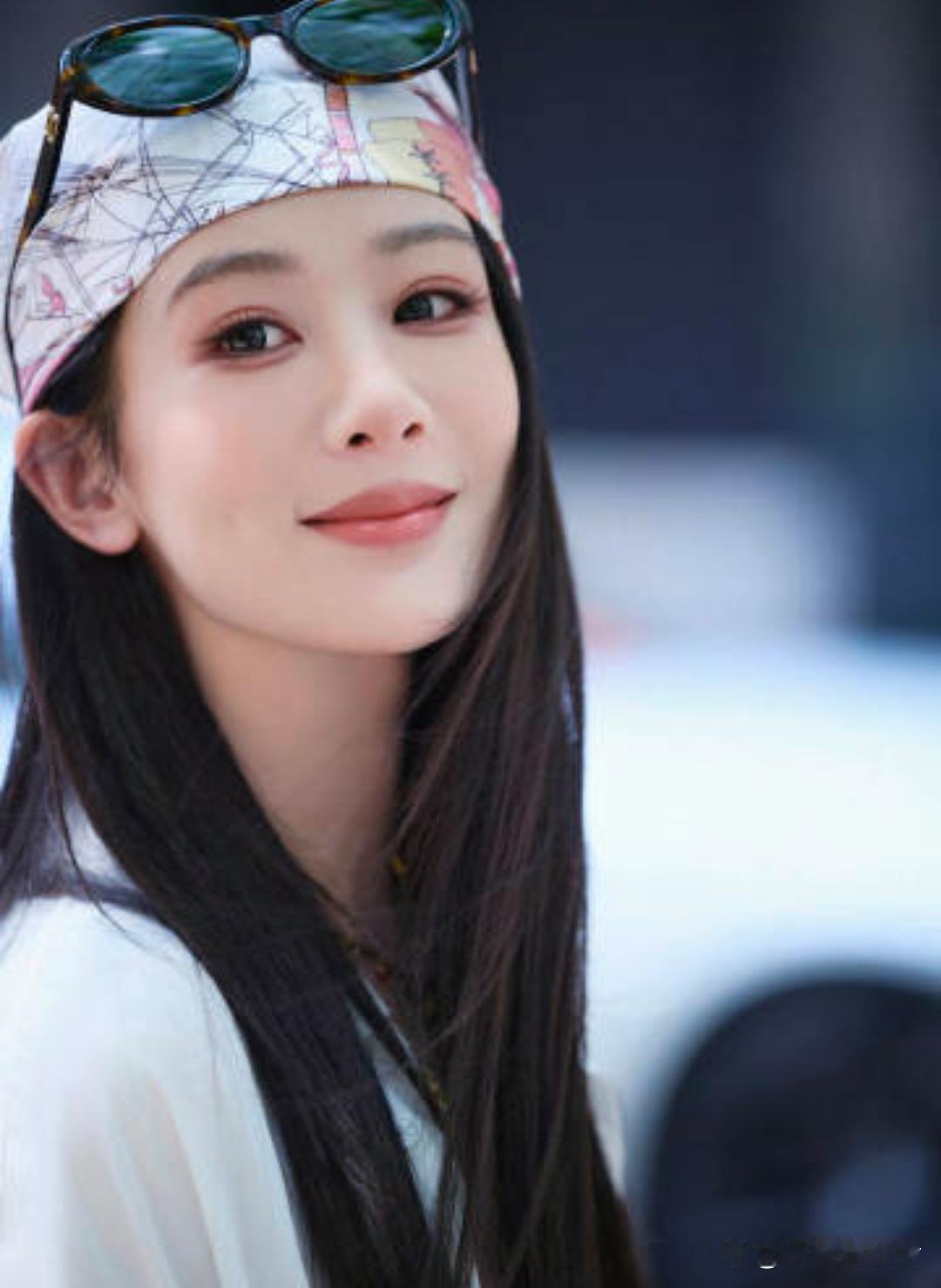 1.杨紫前阵子应新丽的邀请客串了电影《千里江山图》，央妈的项目《女君和熹》在接触