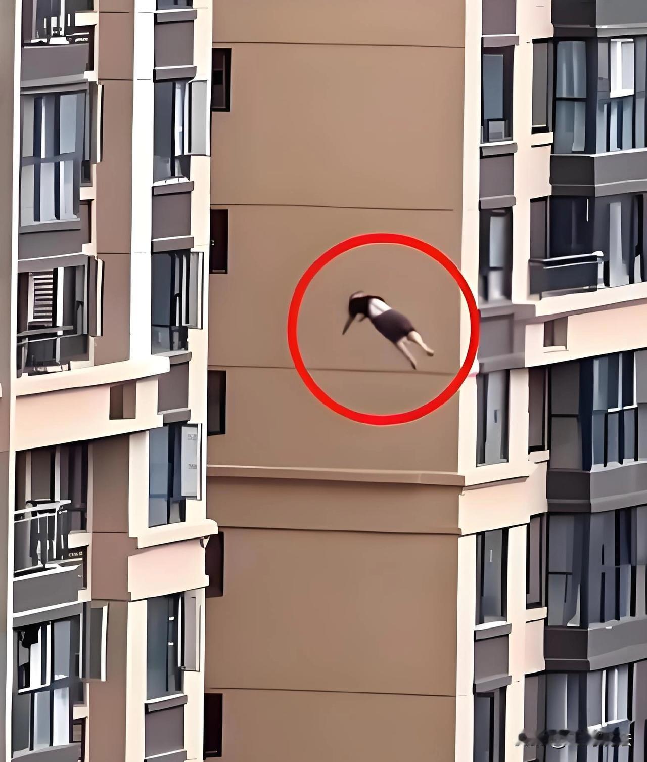 “有枣没枣打一杆子！”浙江宁波，一24岁男子去找女友，他不走正门，反而从电梯坐到