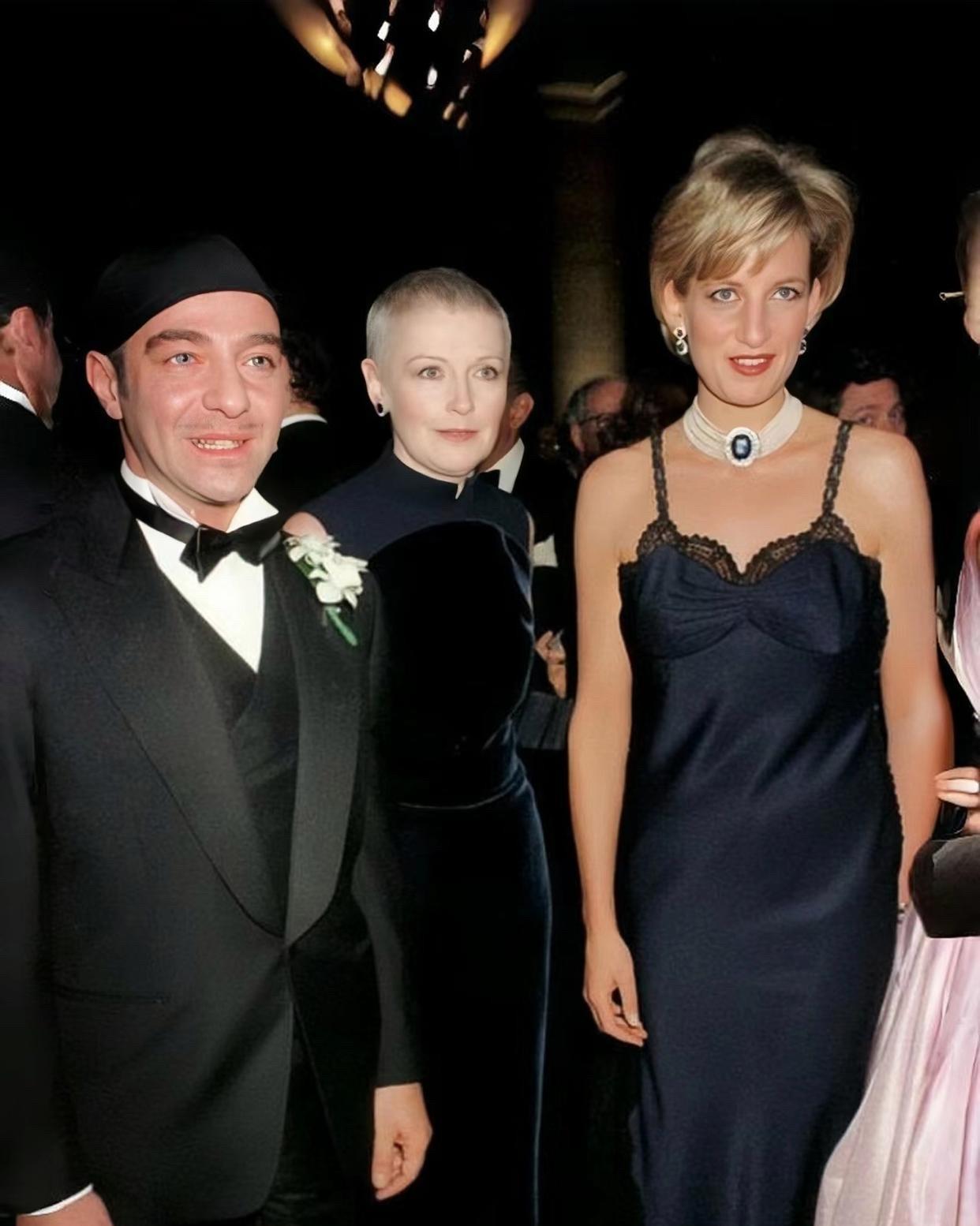 1996年的MetGala上，戴安娜王妃刚离婚不久，她的亮相方式简直是颠覆了人