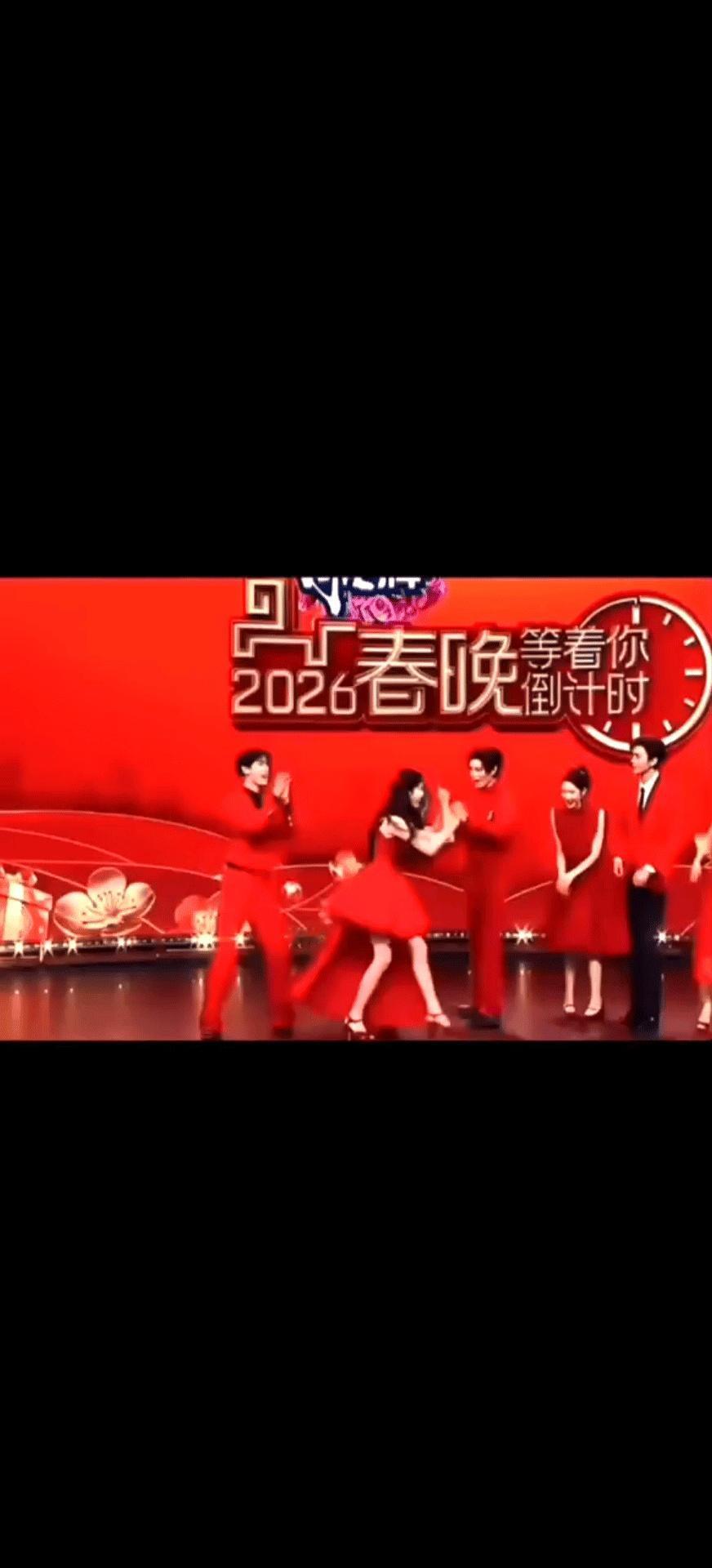 春晚最扎心一幕：一群顶流狂欢，主持人却被晾在一边。李昀锐他们几个年轻人正闹