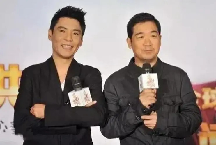 1996年，张国立和屠洪刚在外面吃饭，中途，屠洪刚和旁边的人产生了矛盾，打了起来