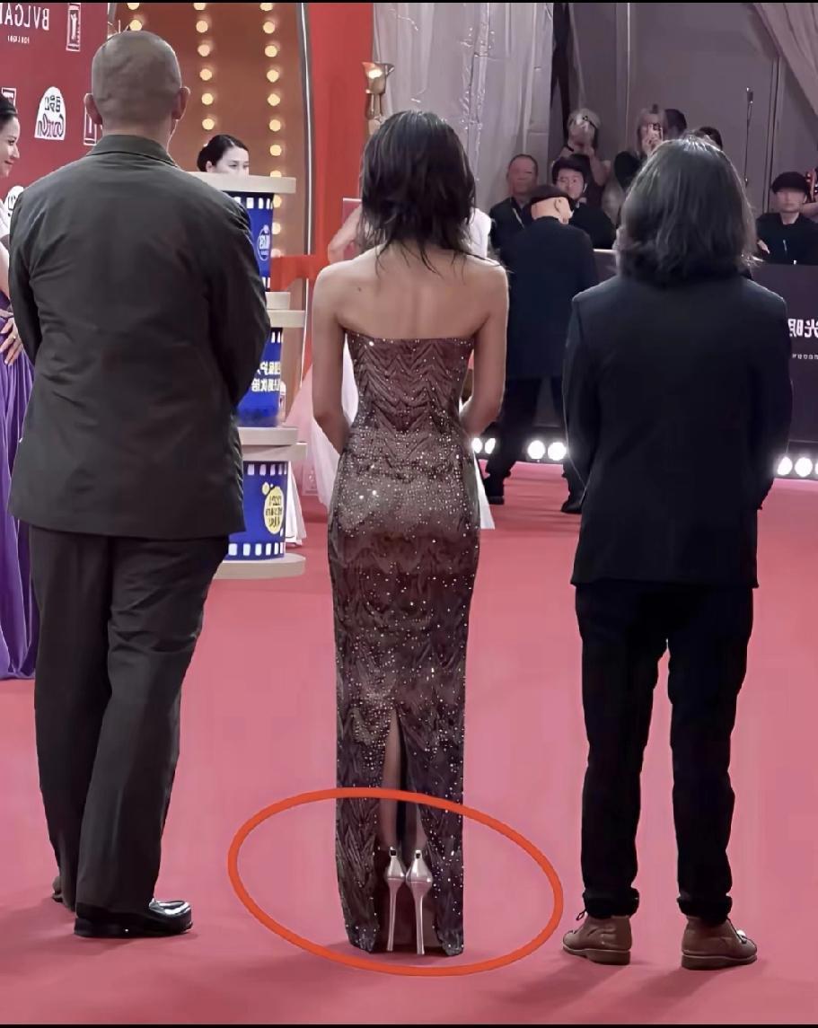 妈耶，高跟鞋现在都穿这么高的吗？还是细跟感觉在受刑一样，这走路能走稳吗可以当