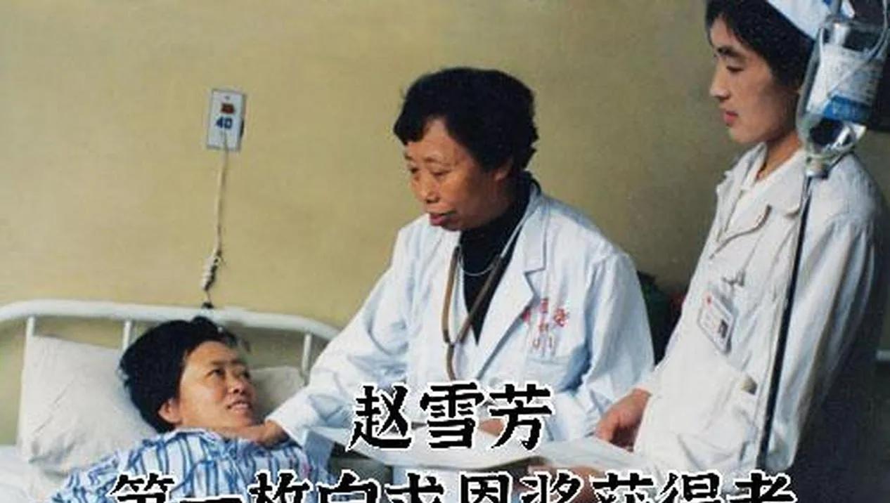 赵雪芳医生查完房、交代好病人后走进手术室躺在了手术台上，她自己也要做手术——直肠