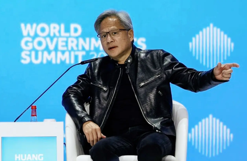 黄仁勋可能要被特朗普给整哭了！本以为上缴15%的过路费，英伟达可以在中国继续