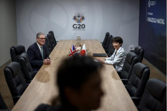据日本每日新闻11月22日报道，G20峰会间隙，日本与英国领导人会晤了60分钟，