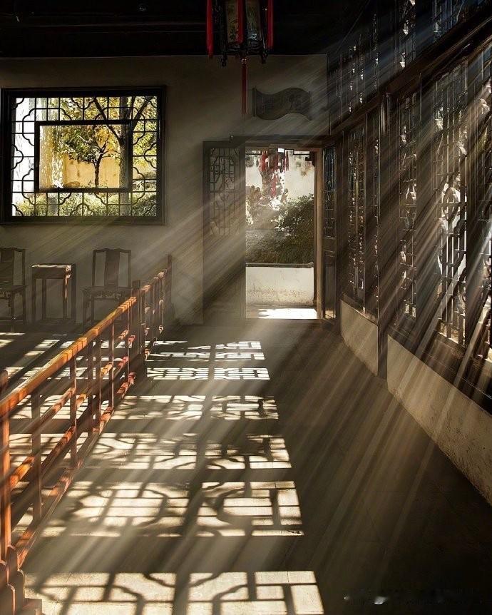 房地产一鲸落万物生。就是讲房地产太强了，虹吸了各种资源，如果房地产不行了，那么