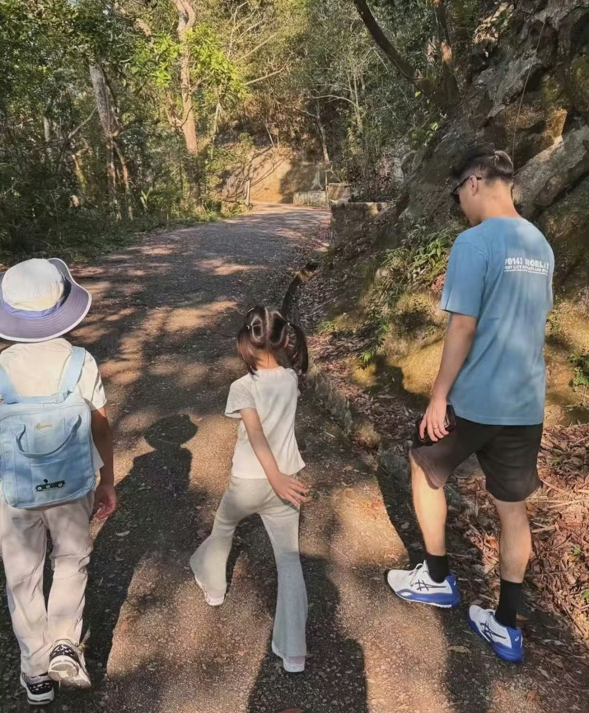 奚梦瑶何猷君带两个孩子爬山，温馨的家庭时间！有一说一，这两个孩子，真是基因好，遗传了妈妈的高个儿基因