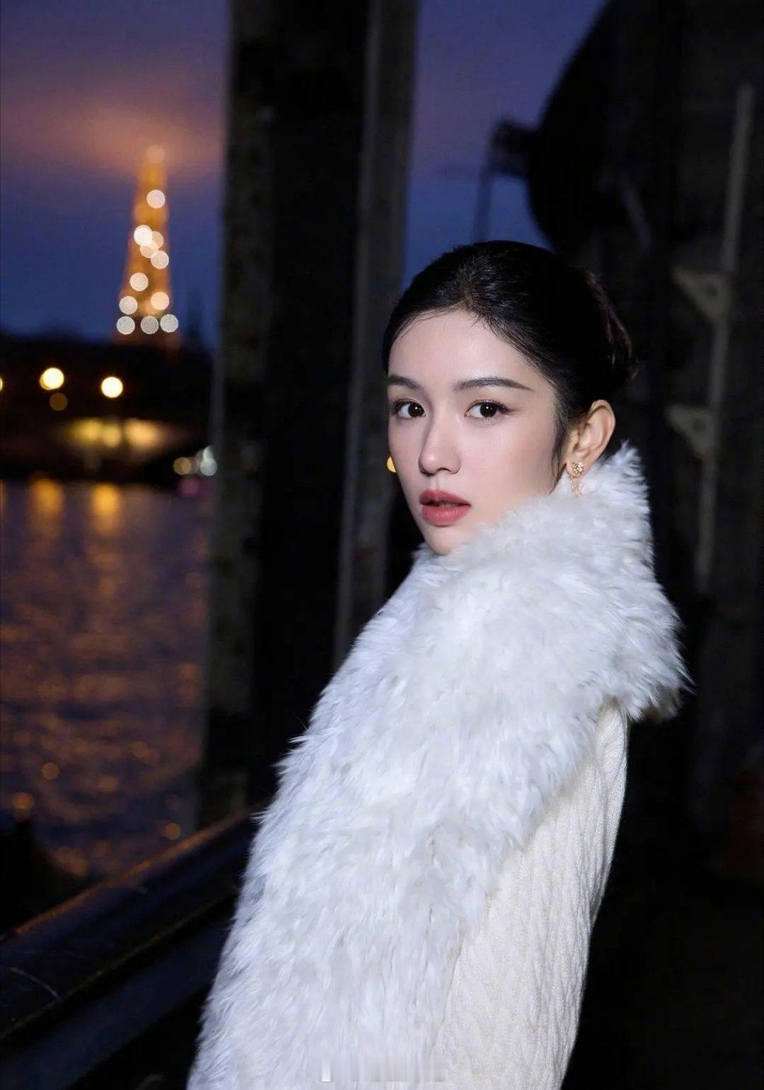 周也Dior现场视频截图和精修，95花什么代表作都没有也要奔着30去了。。