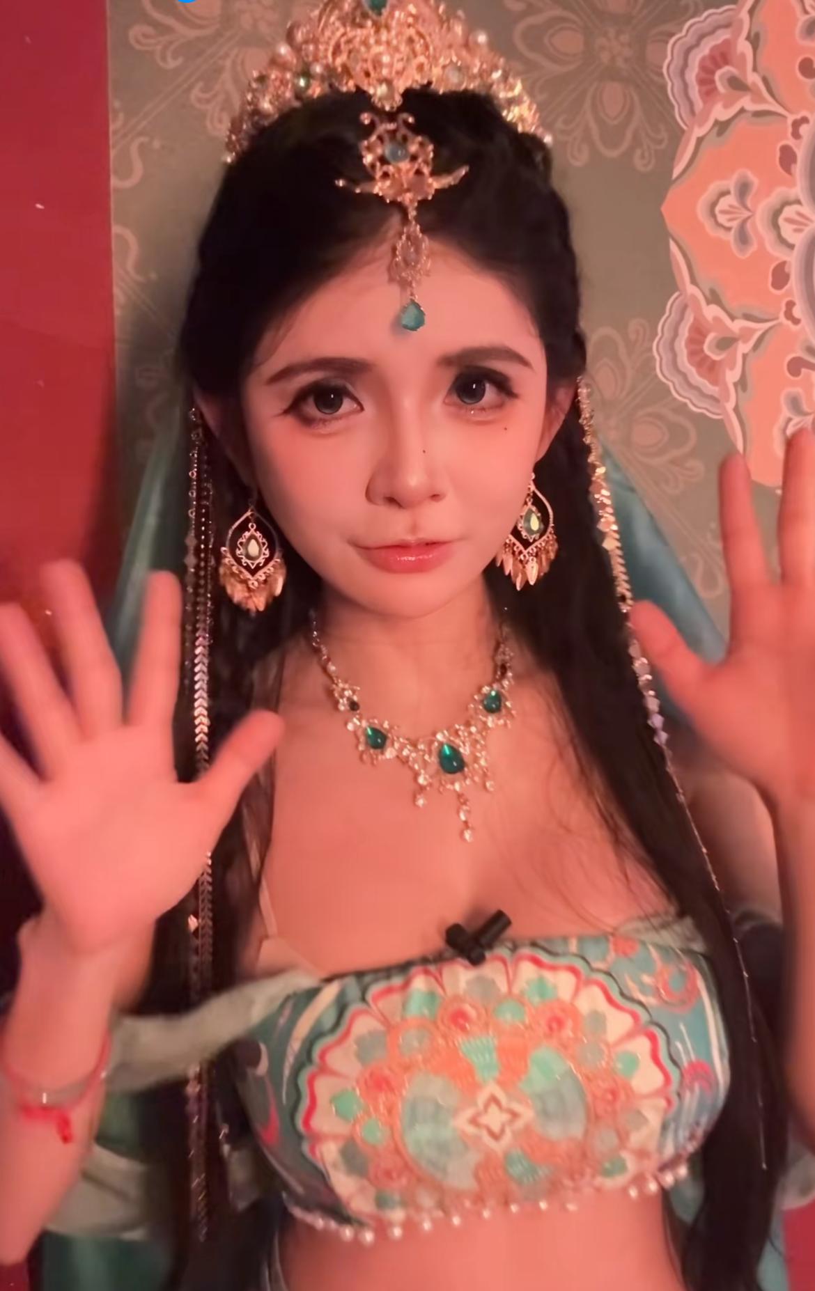 网红“狗头大萝莉”逆袭翻盘，居然也要参演综艺节目了，与其一同参演的还有多位知名网