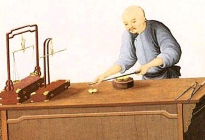 民国初年，一车夫拖着断了的胳膊，扶着墙艰难前行，寻找大夫接骨。寒风卷着碎雪灌