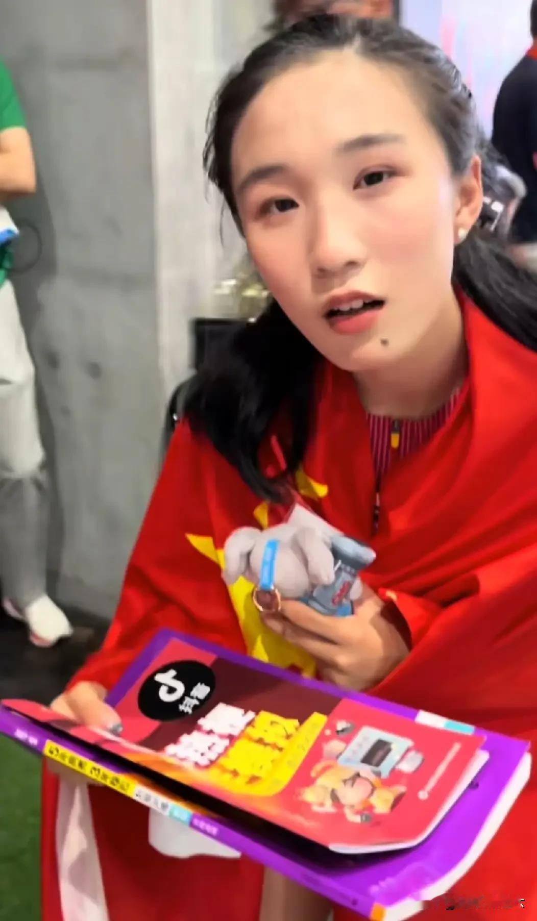 陈妤颉刚拿了100米亚运会冠军，记者就贴心地送了她一套《5年高考3年模拟》。​