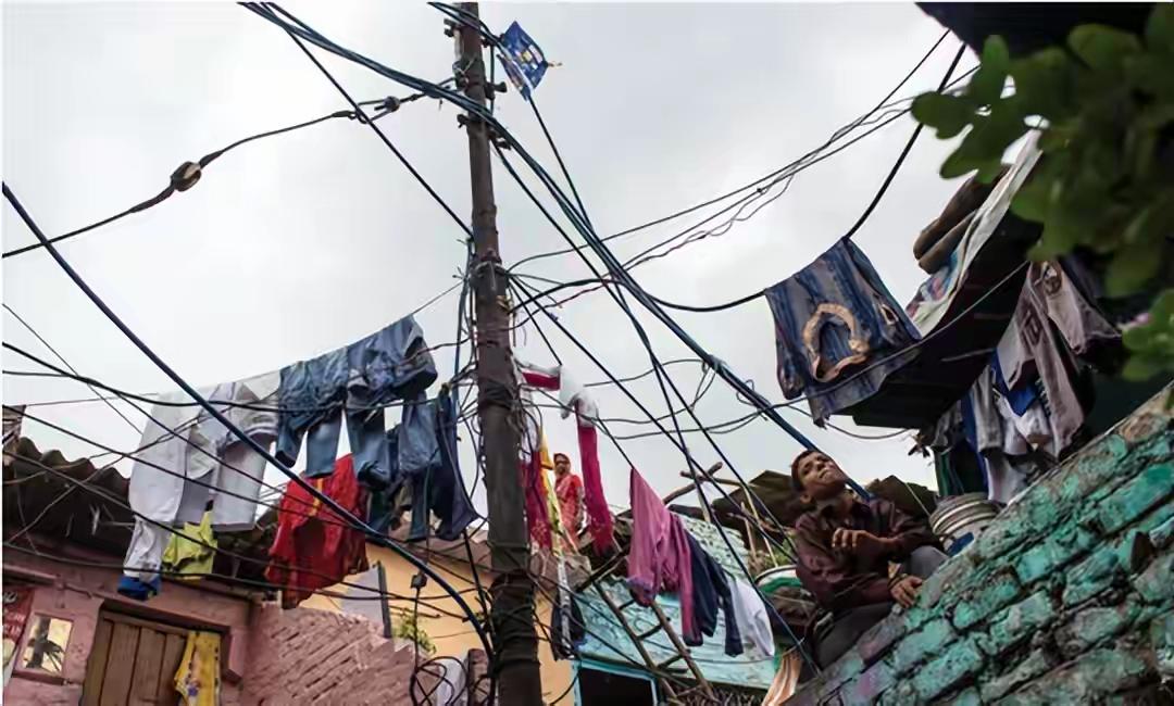 朝鲜把152毫米炮弹一船一船往俄罗斯送，连兵都派到库尔斯克前线打仗了。结果呢？俄