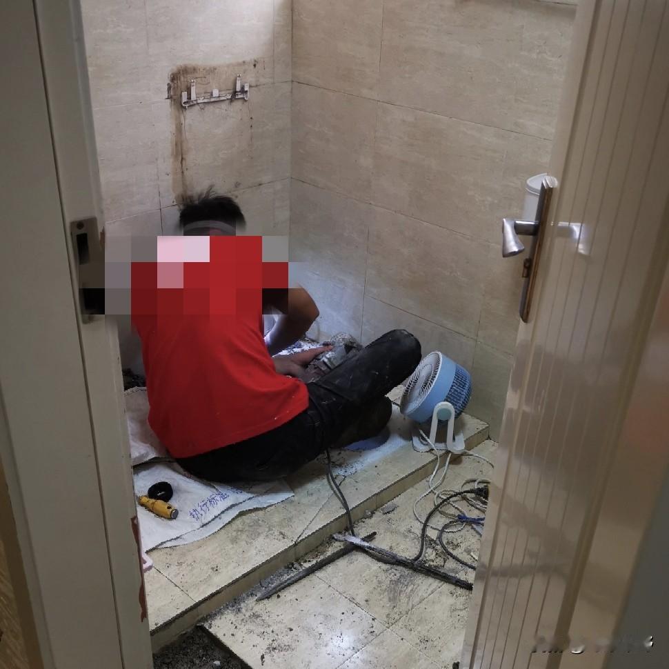 一个人独居，水管裂了，网上叫个修理工。修理工一进门就要求我取消平台上门订单，