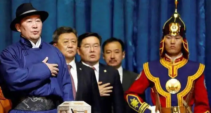 蒙古国面临多重危机蒙古国眼下正经历一场前所未有的剧变，内
