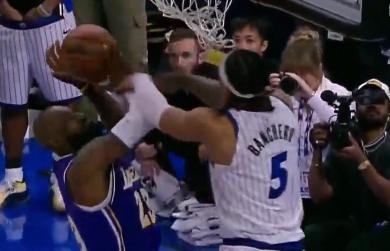 没吹犯规，裁判救了詹姆斯？湖人vs魔术最后4.7秒，詹姆斯上篮被班凯罗封盖，老