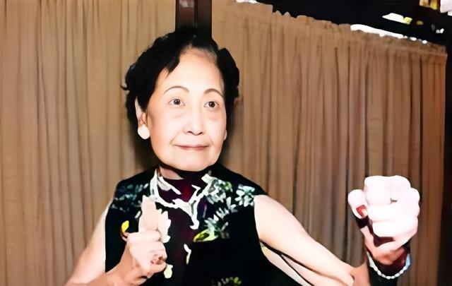 这位身怀一身硬功夫的老太太正是中国第一代武打女星钱似莺。很少人知道，钱似莺还有一