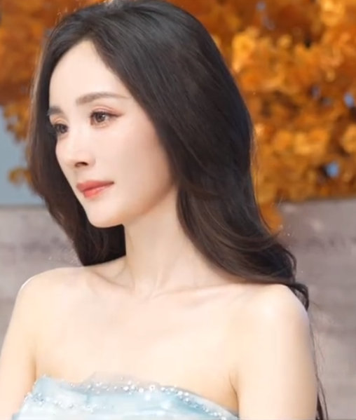杨幂与柔软对话杨幂静默生长杨幂与柔软对话，静默生长这个秋天就和这个温柔的杨幂一