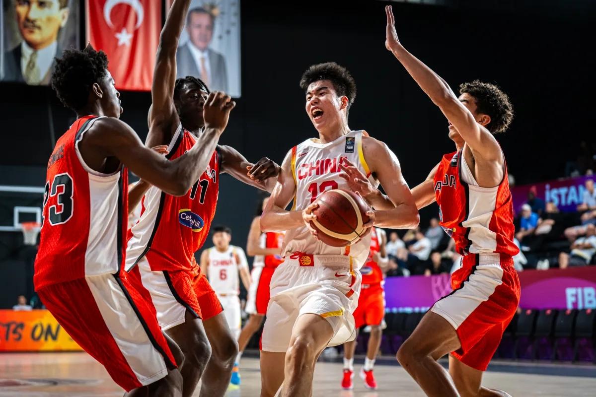 夸张! 中国U17男篮78-87不敌加拿大, 但对手抢下72个篮板