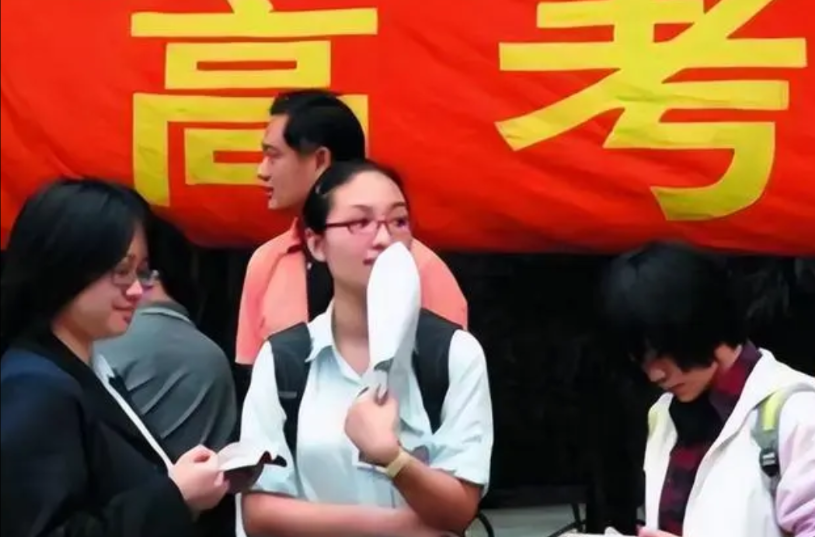 这高考分数一出来，真是几家欢喜几家愁。我身边就摊上这么一件愁死人的事儿，是我亲侄
