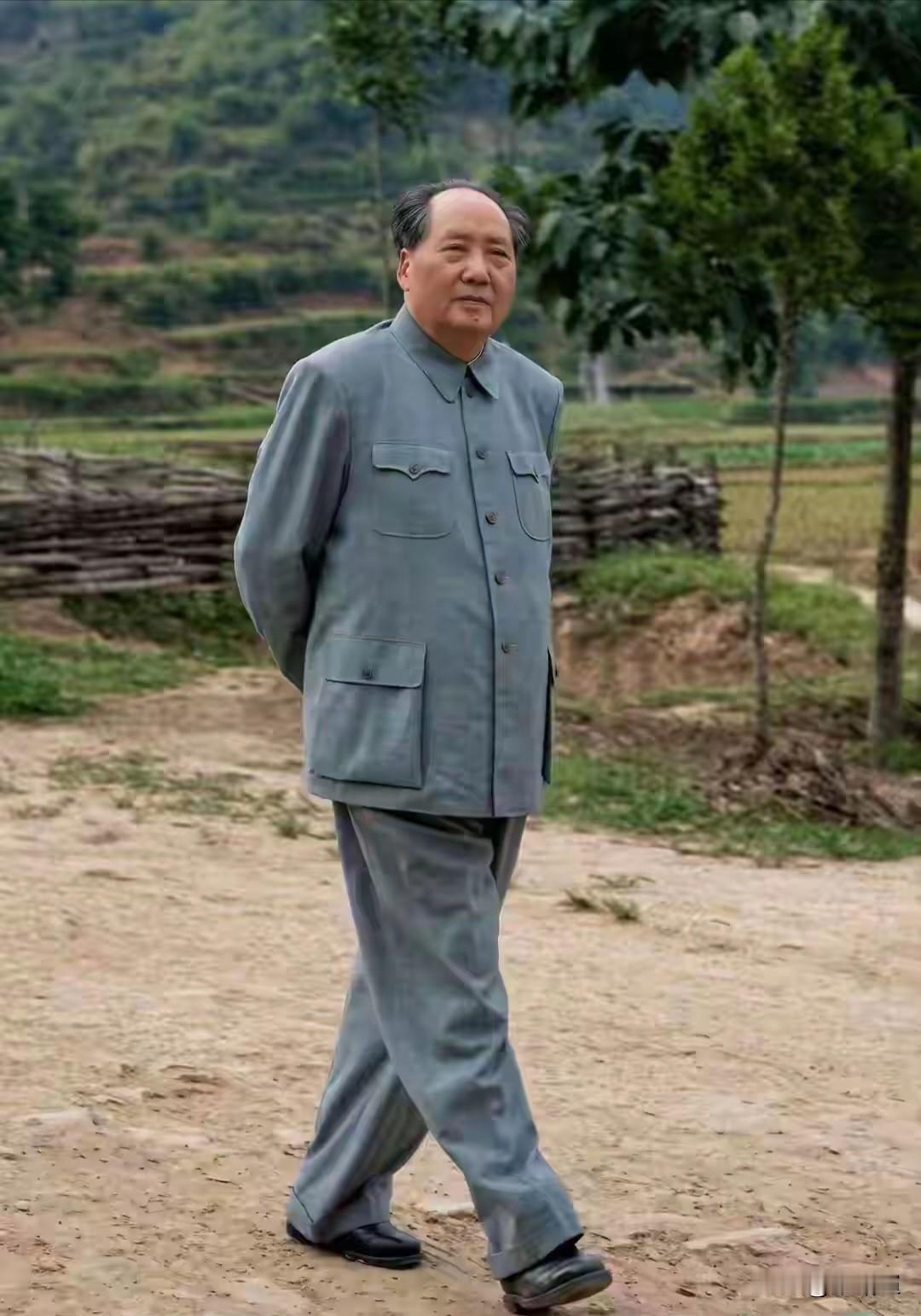 龙行虎步吞山河万里，气宇轩昂纳天地八方。