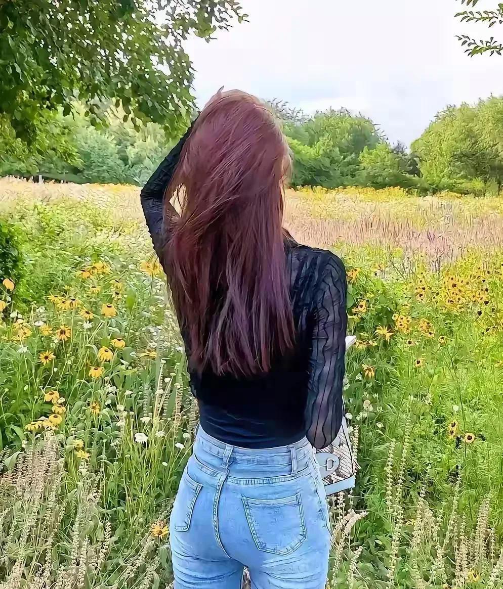 在花海里漫步，心情美如画。