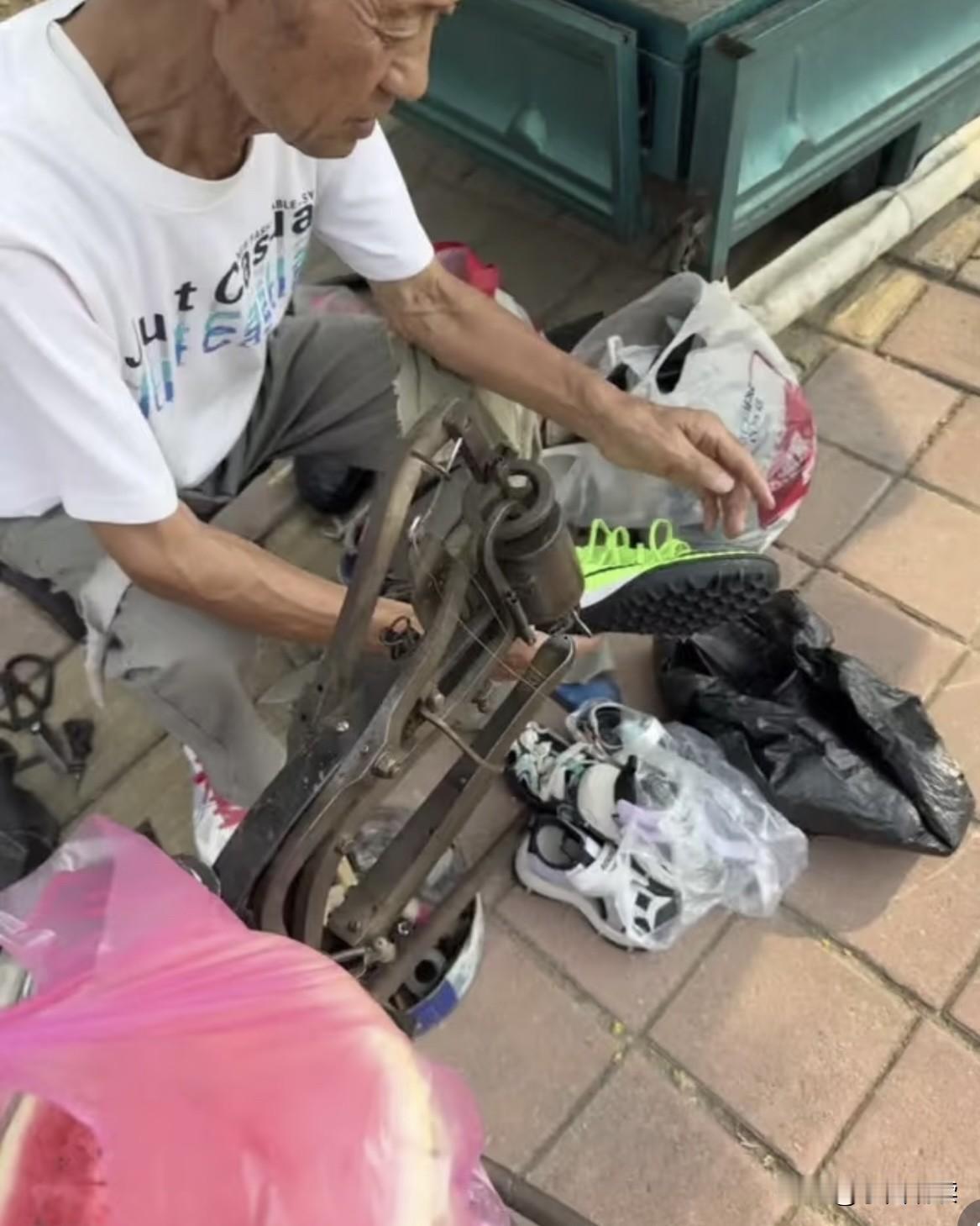 为什么现在修鞋的人那么少？主要是年轻人觉得这是一个低贱的职业，害怕别人笑话，所以
