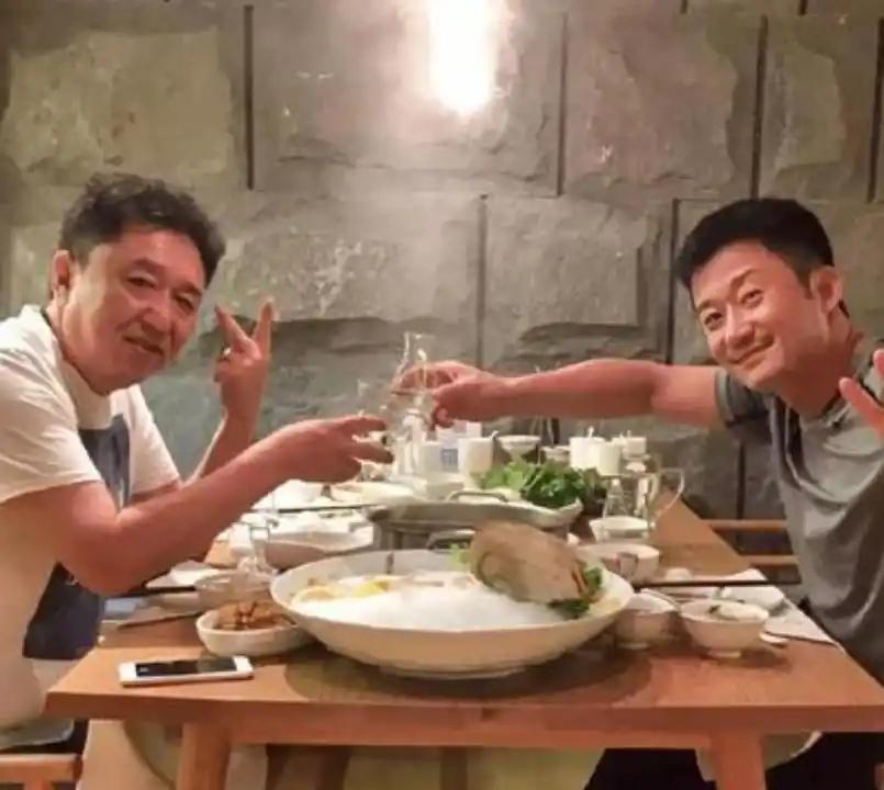 2017年，吴京给于谦打电话，那语气带着股子火烧眉毛的急：“谦儿哥！我砸1.5个
