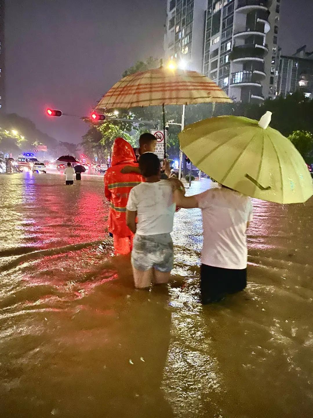 太揪心了！重庆洪崖洞附近，一对河南母女雨夜突然倒在积水中，路人想冲上去救，却刚靠