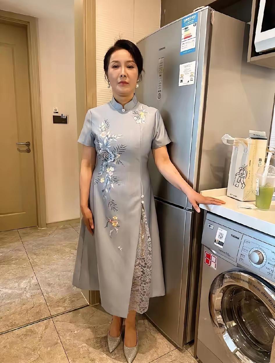 儿子下个月结婚，我花1200买了件浅蓝绣花旗袍，虽然只穿一次，为了儿子婚礼的体面