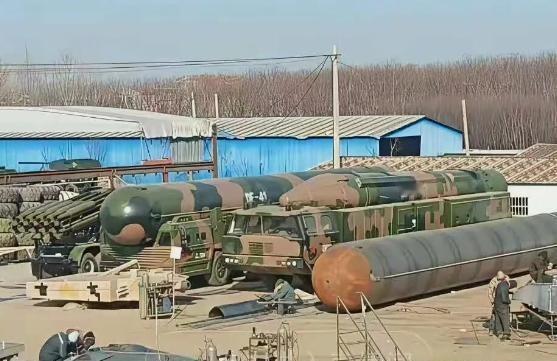 美国终于能安枕无忧了，原来中国的东风-41洲际导弹竟是这样的。美国一些情报人员，