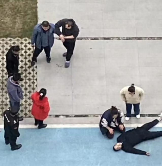 重庆，38岁男子与住同一小区的前女友发生纠纷，被对方哥哥和现男友殴打，持刀反抗