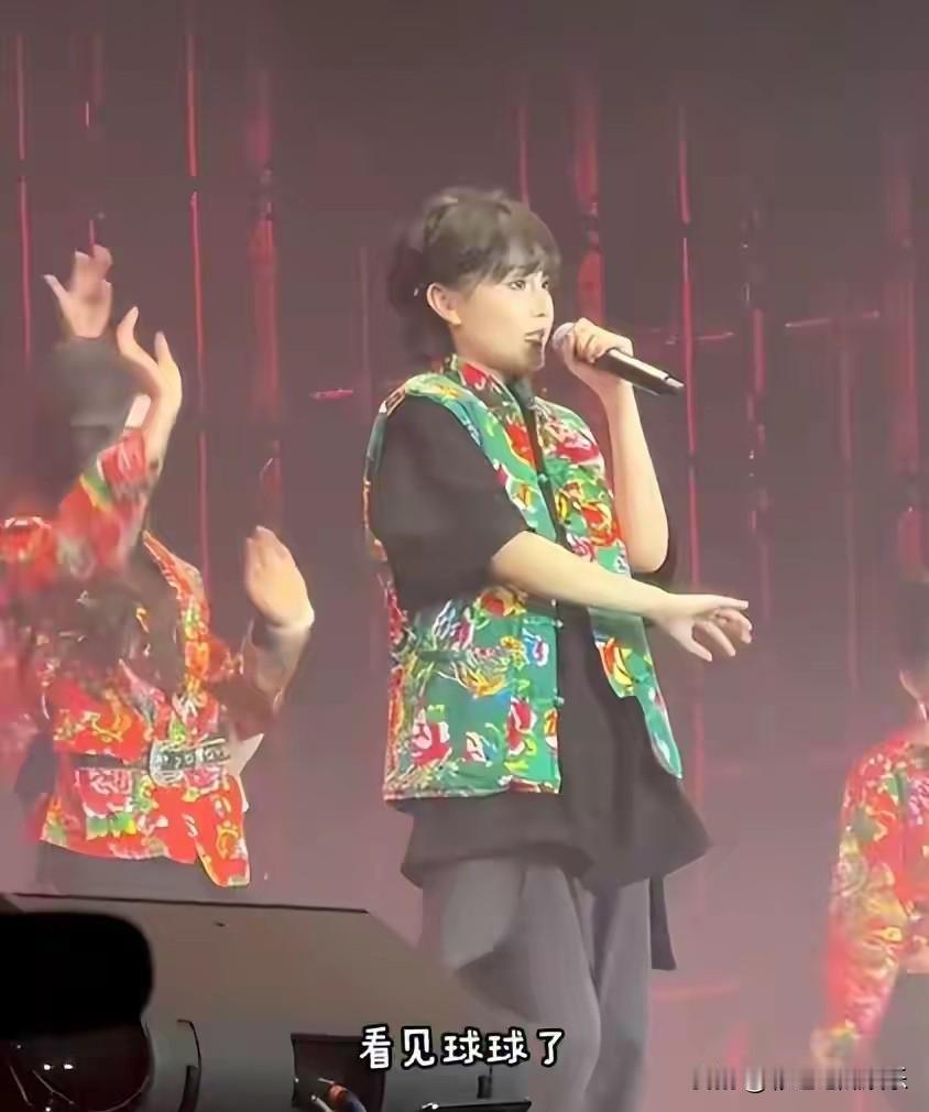 赵本山女儿球球粉丝见面会，生图与直播图片差距太大了，生图男相脸十足，脸部凹陷撞脸