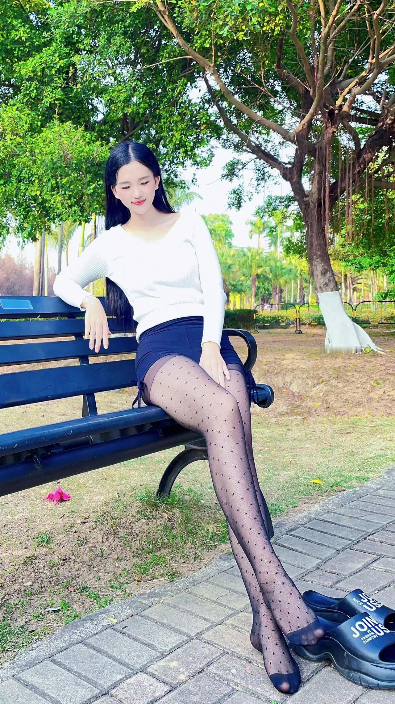 破碎的情绪可以用猫咪来治愈。是我们无法交谈，却每一天都在治愈。黑丝美女波点袜