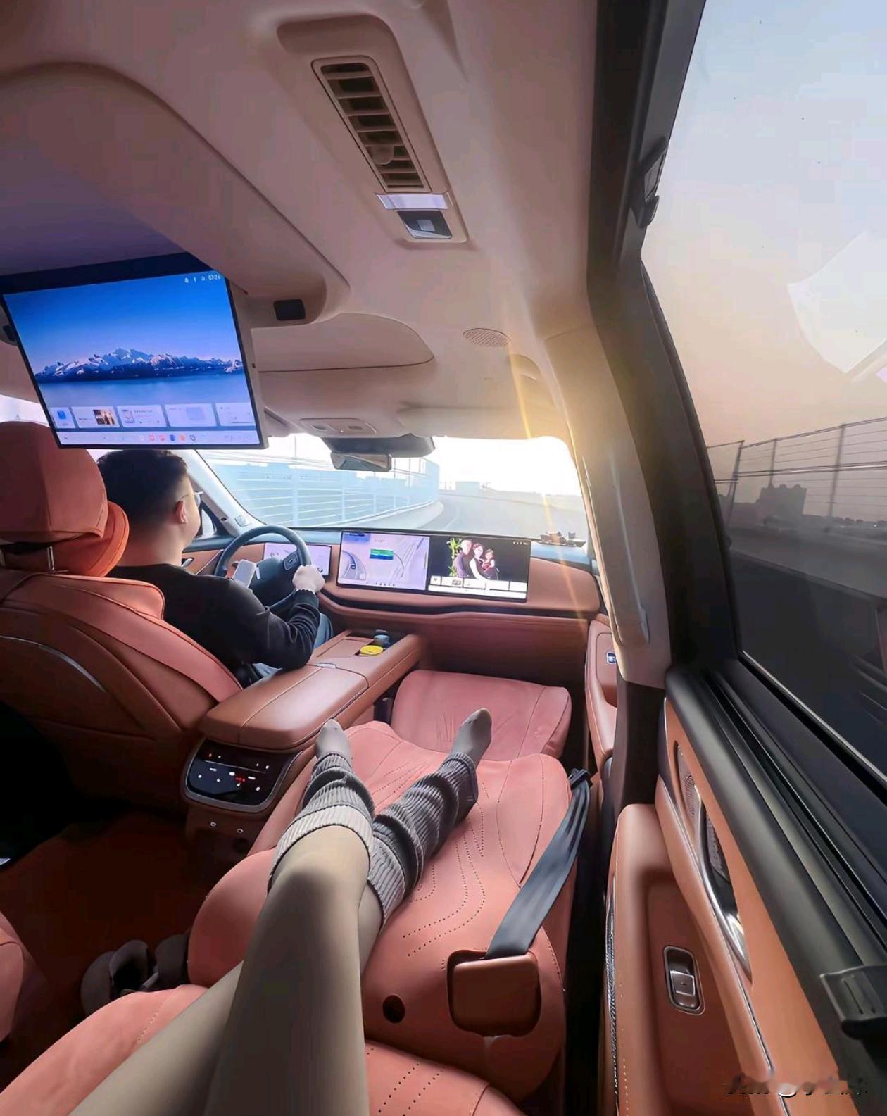 现在的国产车空间做的也太大了，副驾直接躺下就跟一个沙发一样，不知道会不会有安全隐