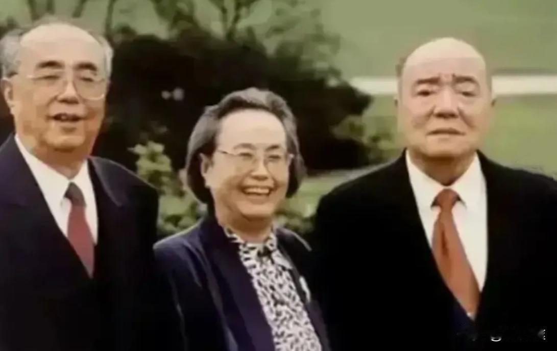 90年代，杨尚昆（右）、杨白冰、杨白琳三兄妹合影留念。杨尚昆兄弟姐妹12人，杨尚