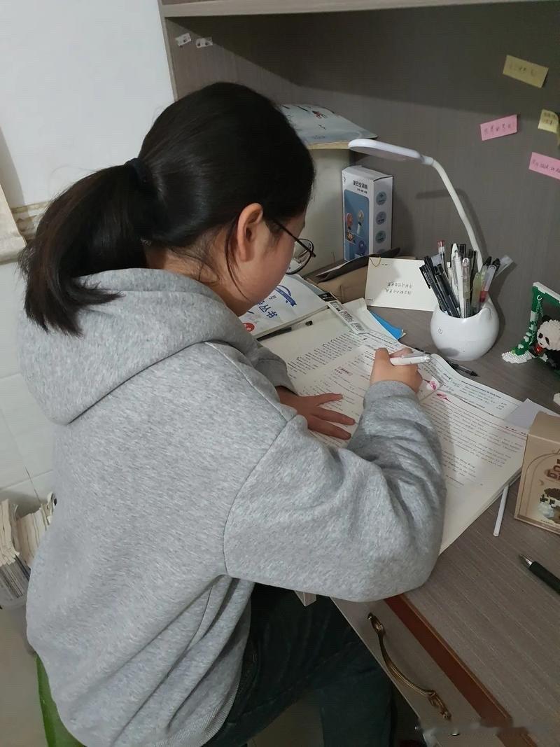 想不明白现在高中每年都在扩招，为什么还有那么多的孩子上中职呢？这位家长咱们不能只