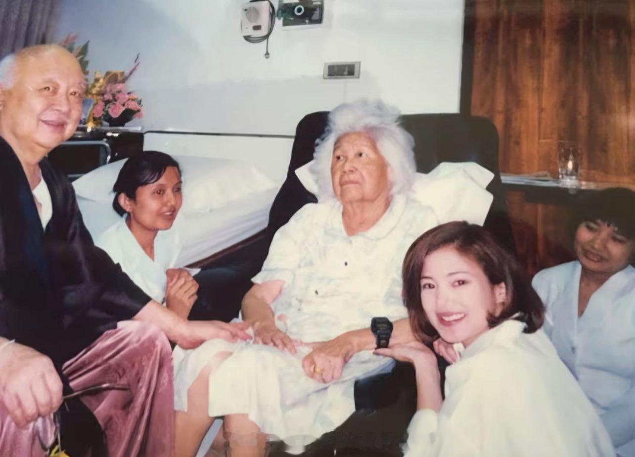 王室王室泰国王室暹罗往事老照片：红唇姐她娘芭夫人最后的岁月，儿孙们去诗丽叻医院