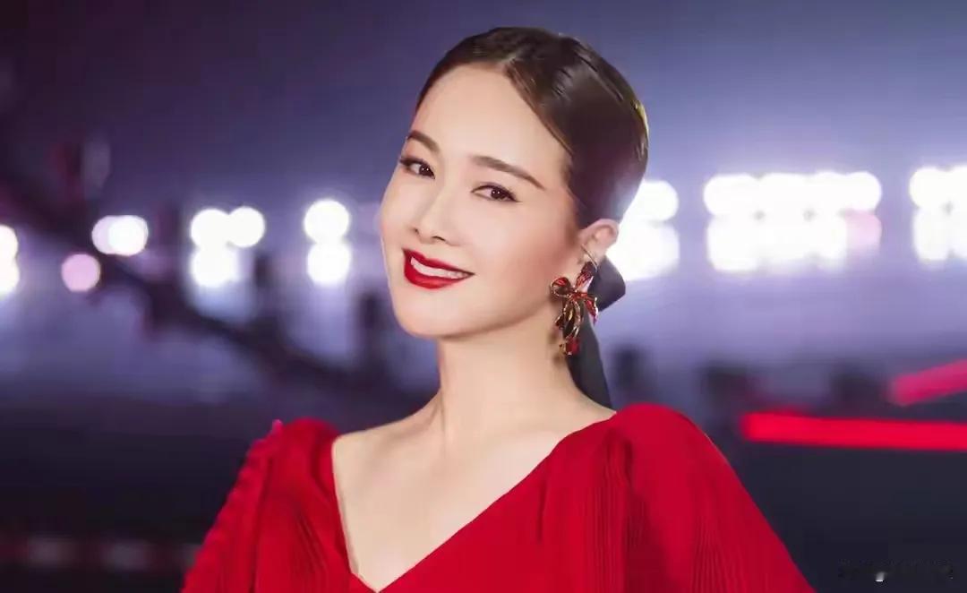 曾被“绯闻”裹挟的左小青，如今正以独立姿态书写人生新篇章。从艺术体操冠军到演员，