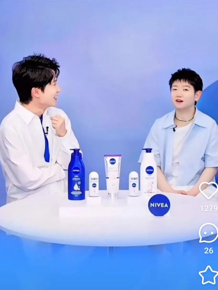 莎莎喜欢吃的水果：西瓜和蓝莓。今晚莎莎在妮维雅的云见面会，这个妆造真好看，可可