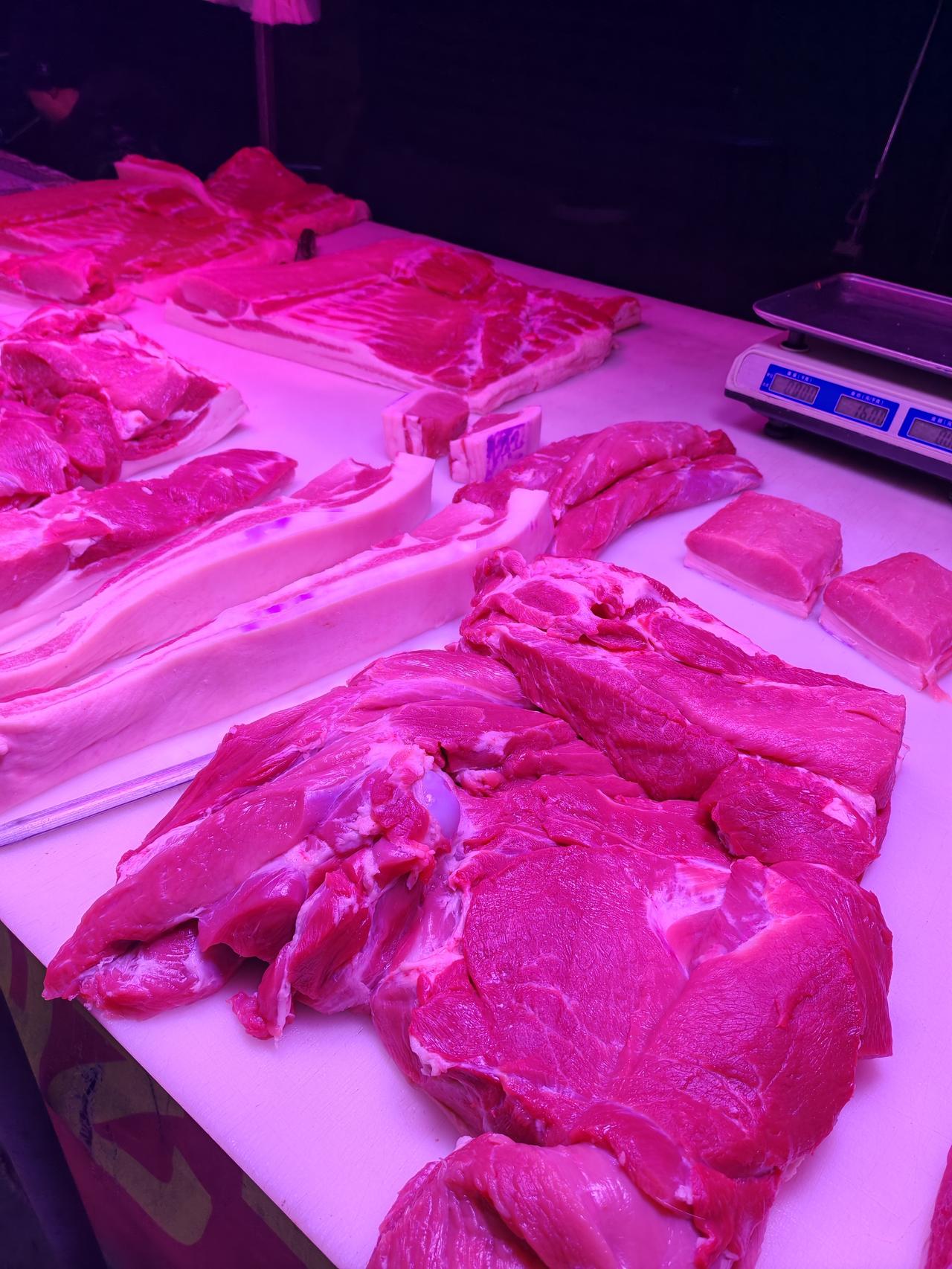 今日肉价分享1月25日，坐标西安北郊。这是我小区附近的一家零售肉店，卖的是双汇