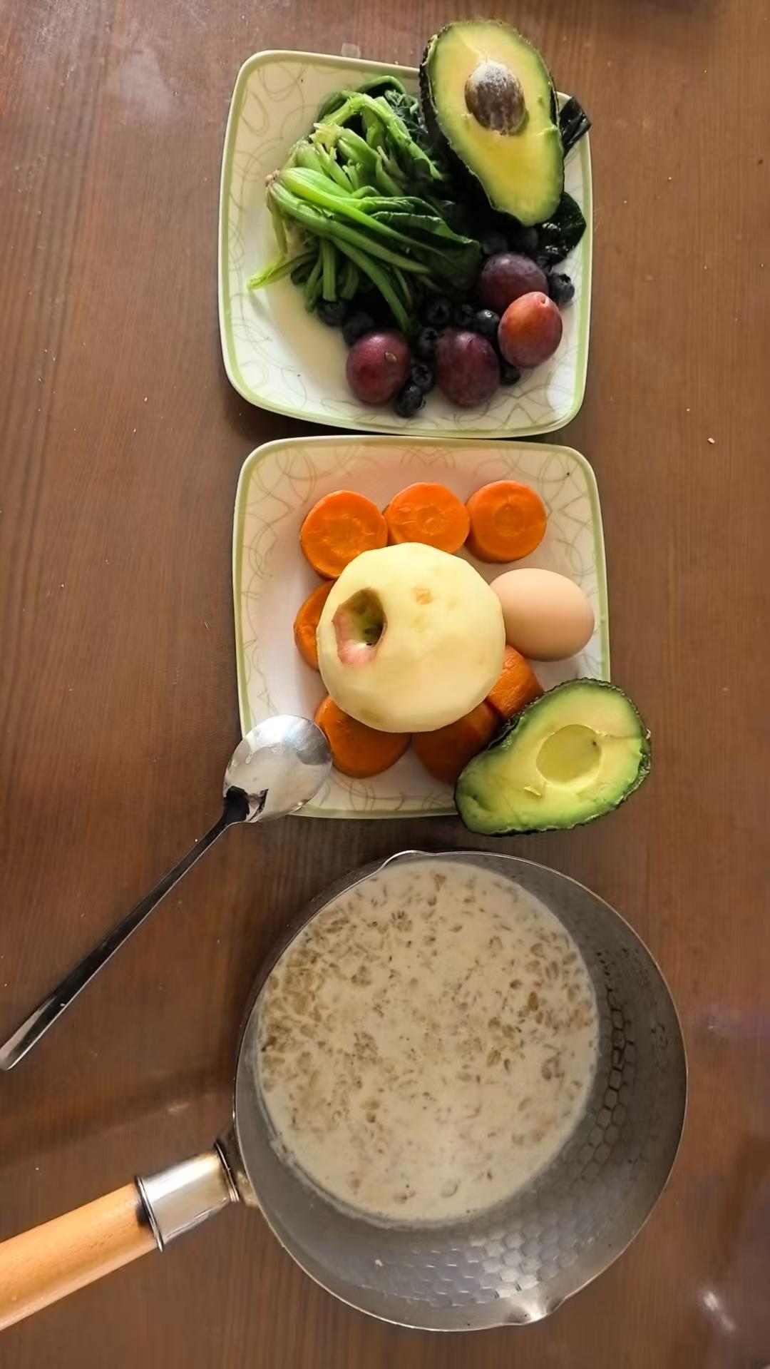 对自己认真一点，慢慢做顿早餐，慢慢吃。人到一定年纪就会懂，认真吃早餐是对自己