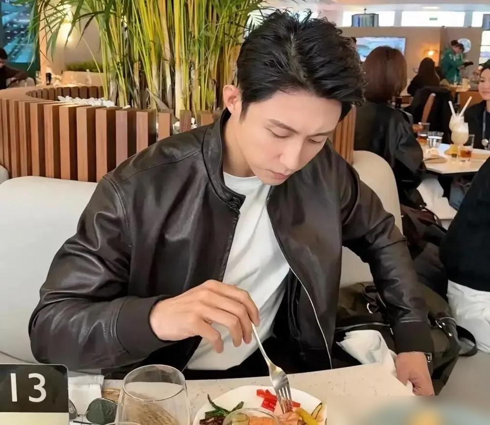 都别吹黄景瑜敬业了。他把自己练成体脂6.8%的怪物，真以为是为艺术献身？罚