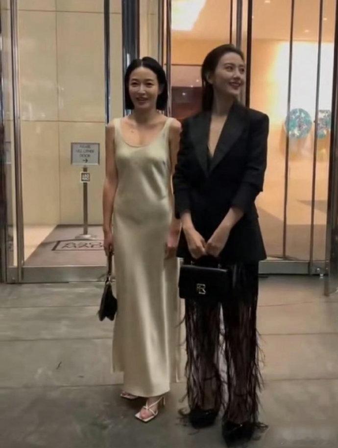 这种面料也就她敢穿了，身形一览无余…稍微胖一点也很尴尬