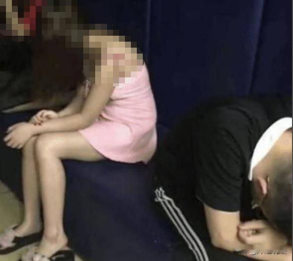 西藏，一男子住酒店，看到门后面有个卡片，跟上面的女人联系后，支付了300元，在房